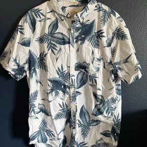 Hollister Floral Hawaiian Style  Button up dress shirt size XL